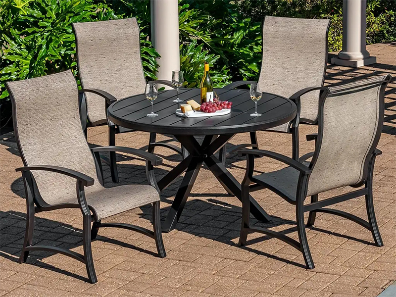 5-częściowy zestaw do jadalni Lodge Aged Bronze Aluminium z chustą (stół do jadalni o średnicy 48 cali)
